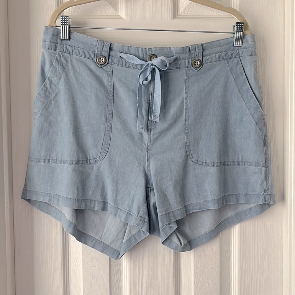 Torrid denim chambray blue shorts tie waist lightweight size 12